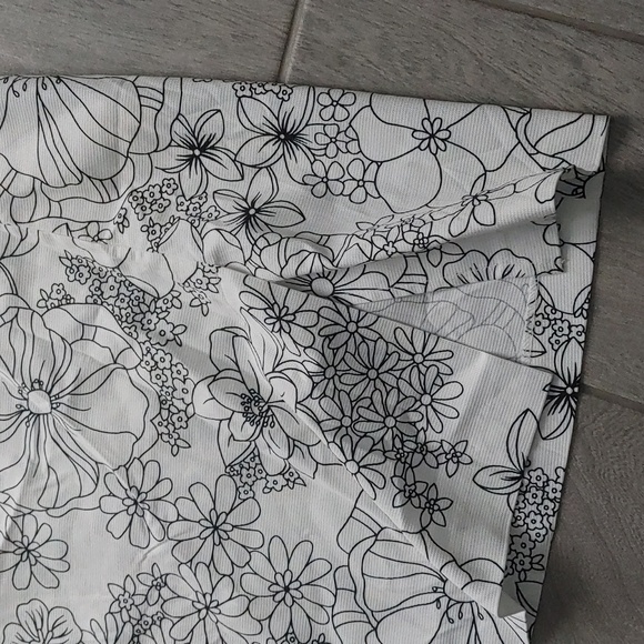 Women's Size 16 Versailles White Mini Skirt With Black Outlined Flowers Y2K - Picture 9 of 12